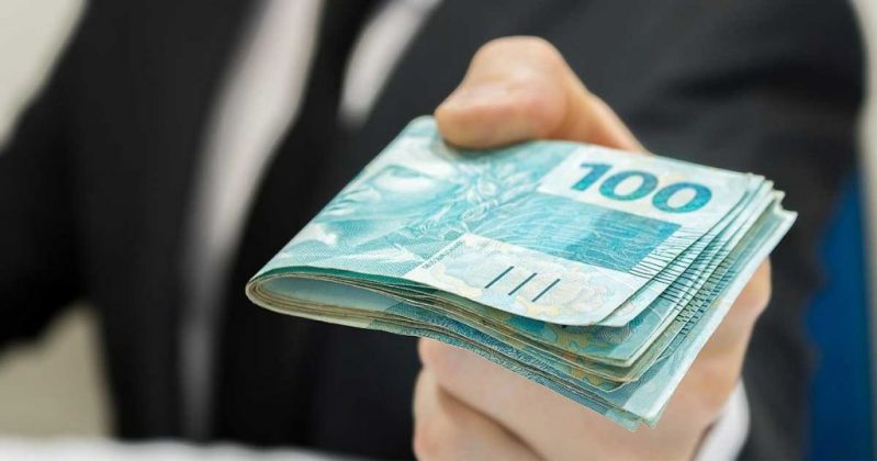 Governo eleva salário mínimo para 2022; VEJA VALORES