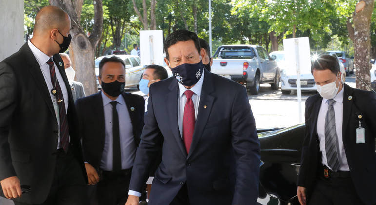 Mourão diz que Bolsonaro 'precisa ter palanque em todos os estados'