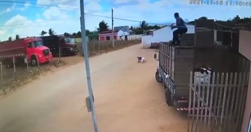 Tentativa de assalto a caminhoneiro não sai como planejado e motorista que estava armado reage; VEJA VÍDEO