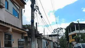 Mutirão está retirando excesso de fios em desuso nos postes