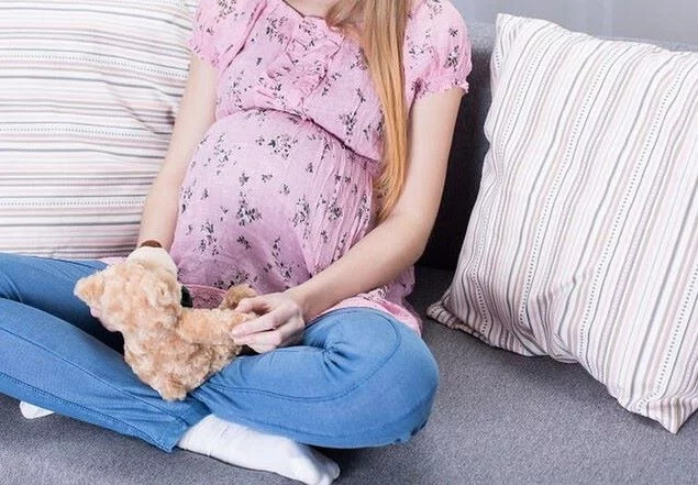 Menina dá à luz e mãe diz que filha engravidou ao usar toalha do padrasto