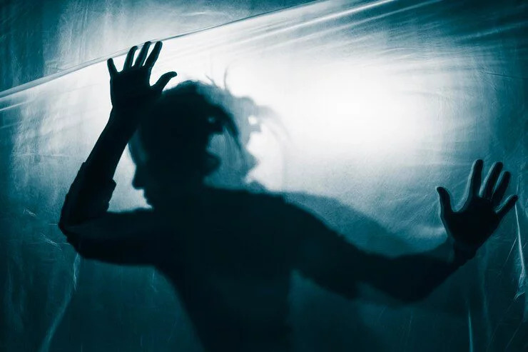 Neto aperta pescoço da avó e ameaça cortá-la com faca por causa de R$ 20 reais