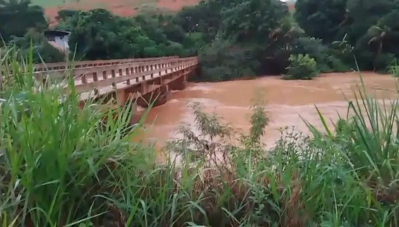 Rio Itapemirim está com mais de dois metros acima do normal