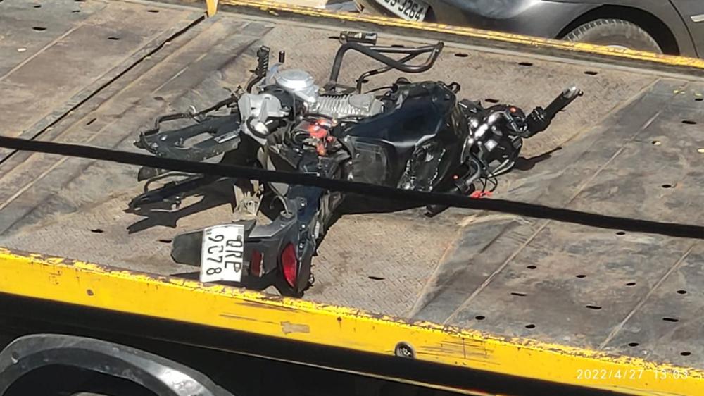 Revolta e desespero faz motoboy destruir moto no centro de Cachoeiro (VÍDEO)