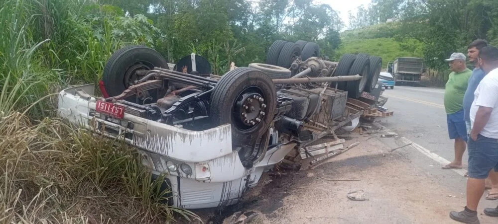 Mulher fica presa às ferragens em acidente na Rodovia do Frade