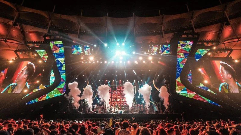 “Desfile da Garota Verão” une shows variados