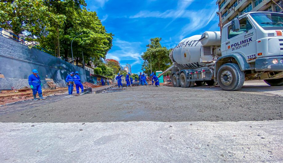 Pavimentação avança no Centro de Cachoeiro