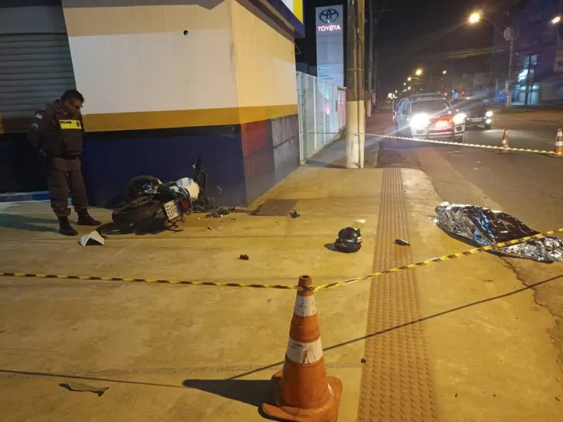Motociclista morre ao bater contra parede de estabelecimento