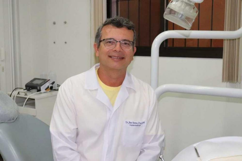 Dentista foca no atendimento humanizado e na saúde de seus pacientes