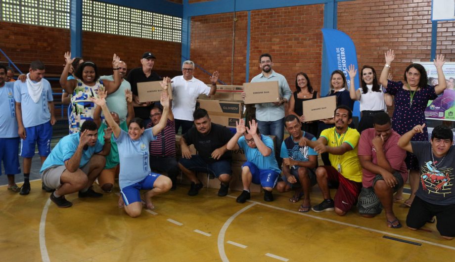 Prefeitura de Cachoeiro realiza entrega de equipamentos para a Apae