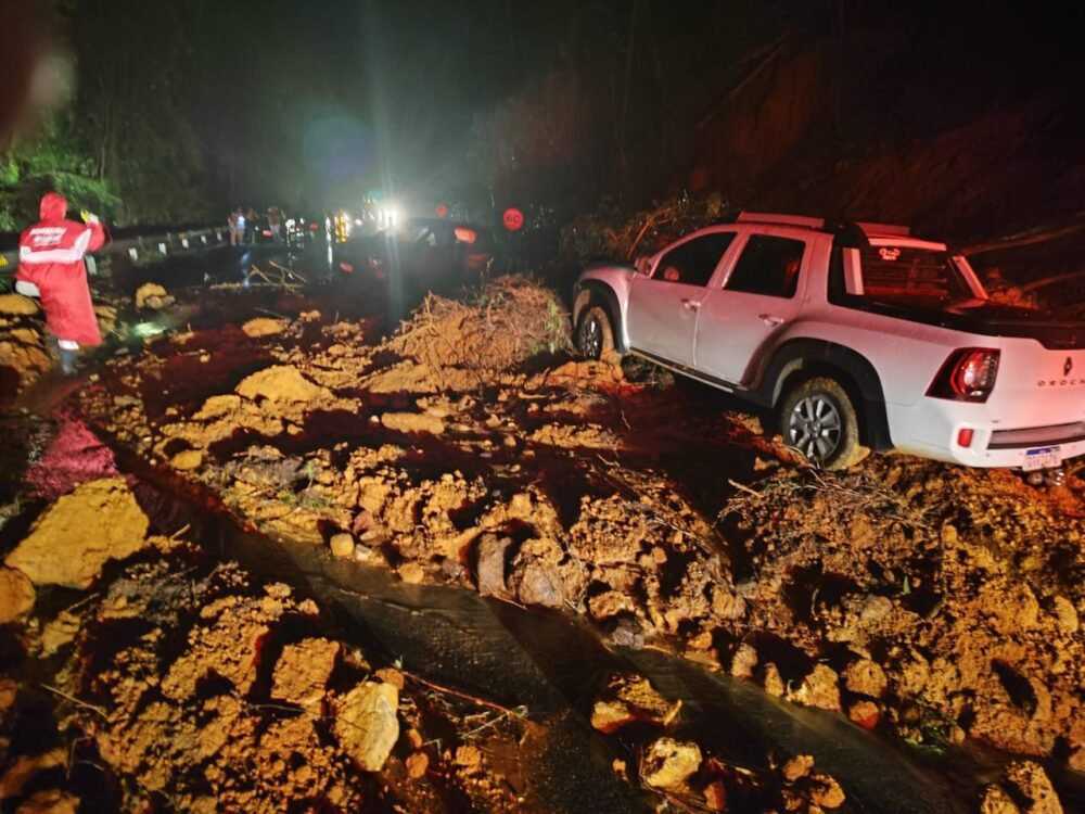 Rodovia parcialmente interditada após queda de barreira