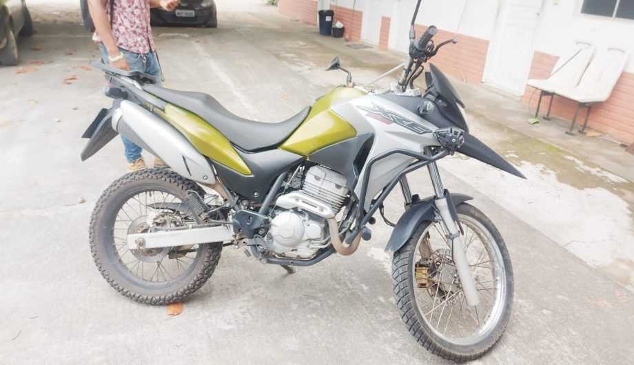 Homem é detido usando moto clonada