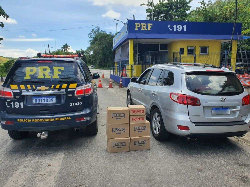 Carga de doces saqueados de caminhão enguiçado é recuperada pela PRF