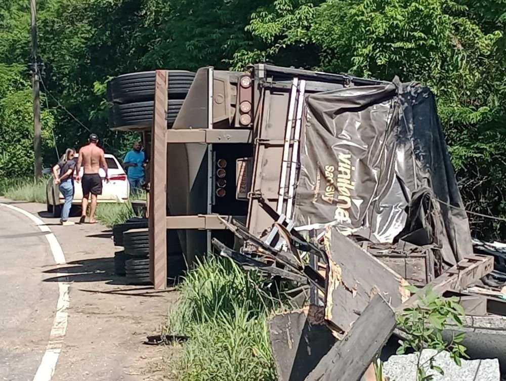 Carreta desvia de carro na contramão e tomba