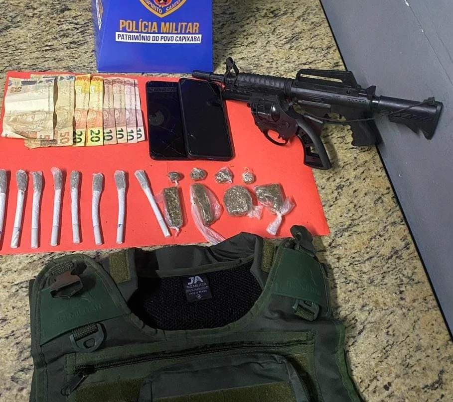 Traficantes se infiltram e ostentam armas nos blocos de carnaval