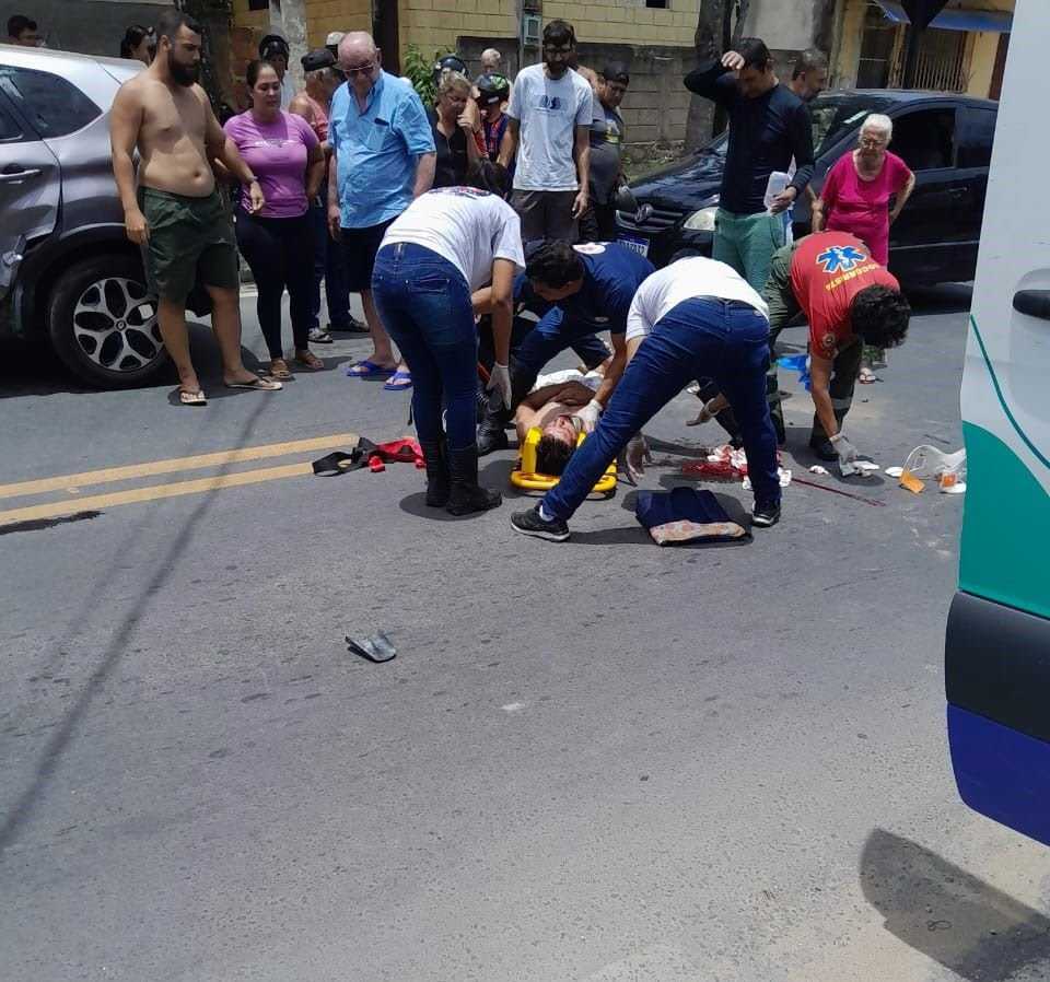 Motociclista fica ferido ao colidir com carro