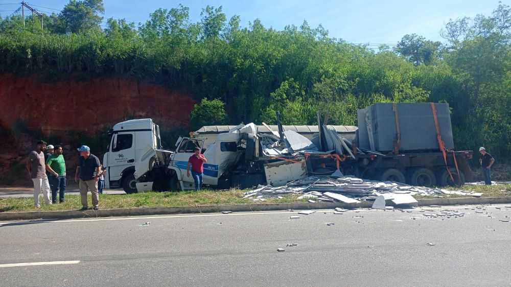 Acidente com duas carretas fere motorista e interdita ES-482