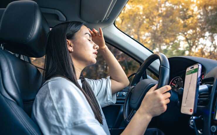 Mulher dorme ao volante e capota veículo
