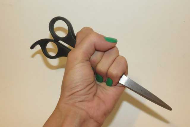 Meninas brigam na escola e mãe tentar golpear a outra mãe com tesoura