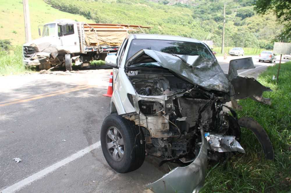 Mãe e filho batem de frente com caminhão na volta de velório