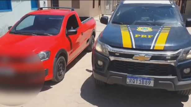 PRF recupera carro roubado durante fiscalização