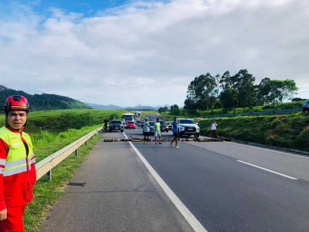Manifestantes interditam BR 101 por falta de energia