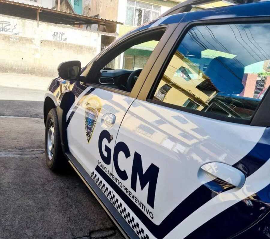 Homem acusado de esfaquear duas pessoas é preso