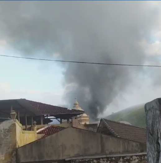 Incêndio atinge depósito de café