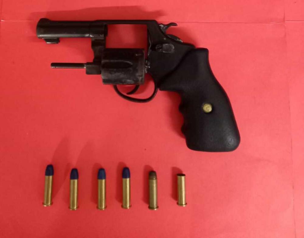 Suspeitos em fuga batem com moto em viatura e atiram contra policiais