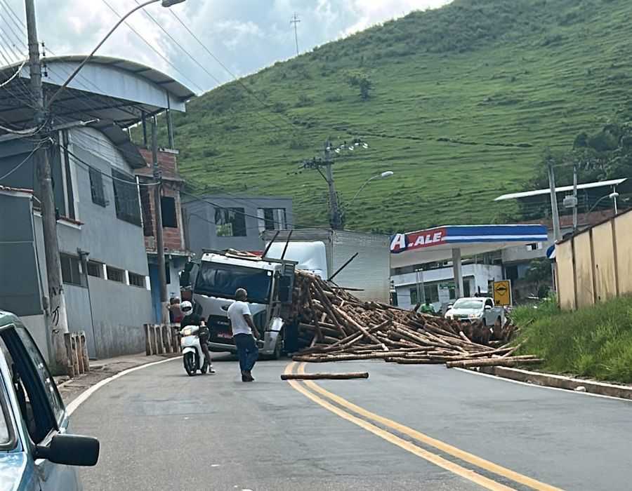 Carga de madeira cai de caminhão e interdita BR-482