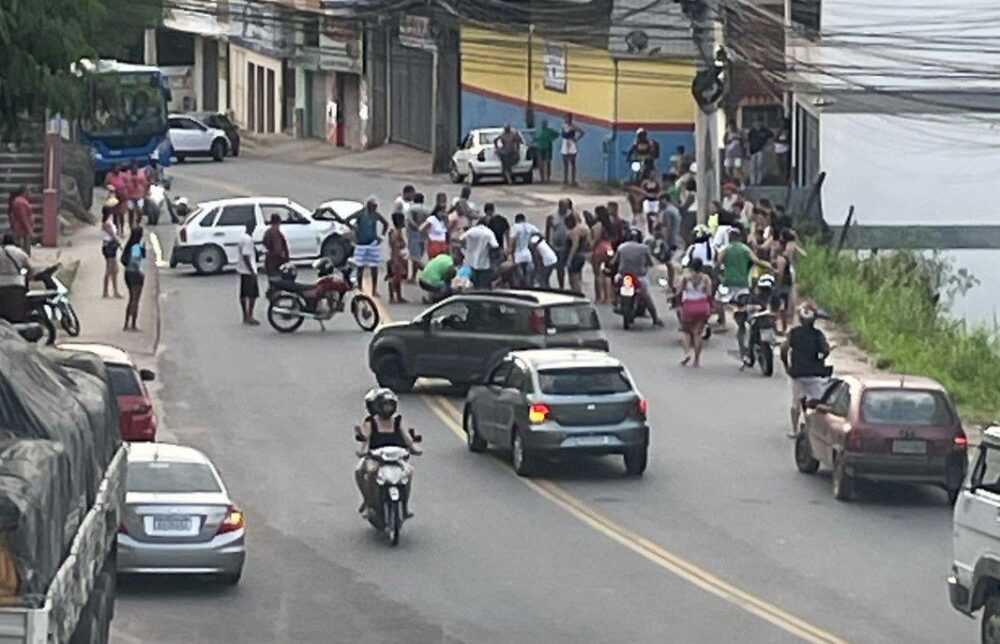Motociclistas sofrem múltiplas fraturas após baterem de frente com carro