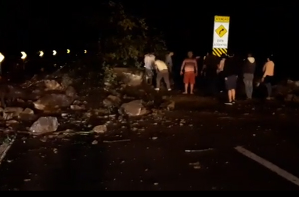 Deslizamento de terra na Serra de Petrópolis( RJ), após túnel Papagaio