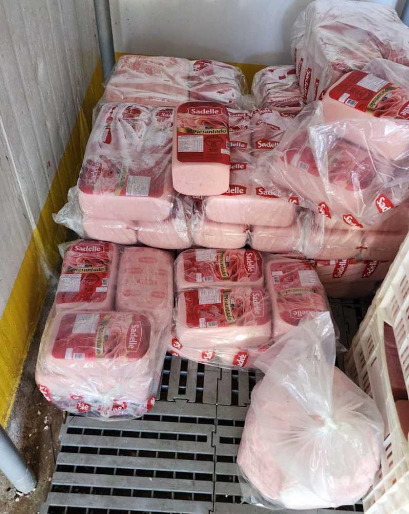 Três toneladas de alimentos impróprios são apreendidos