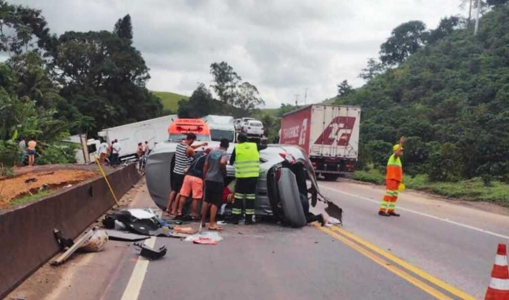 Colisão entre quatro veículos deixa dois mortos na BR 101