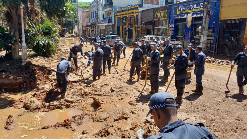 Polícia perde base, viaturas, computadores e mesas em enchente
