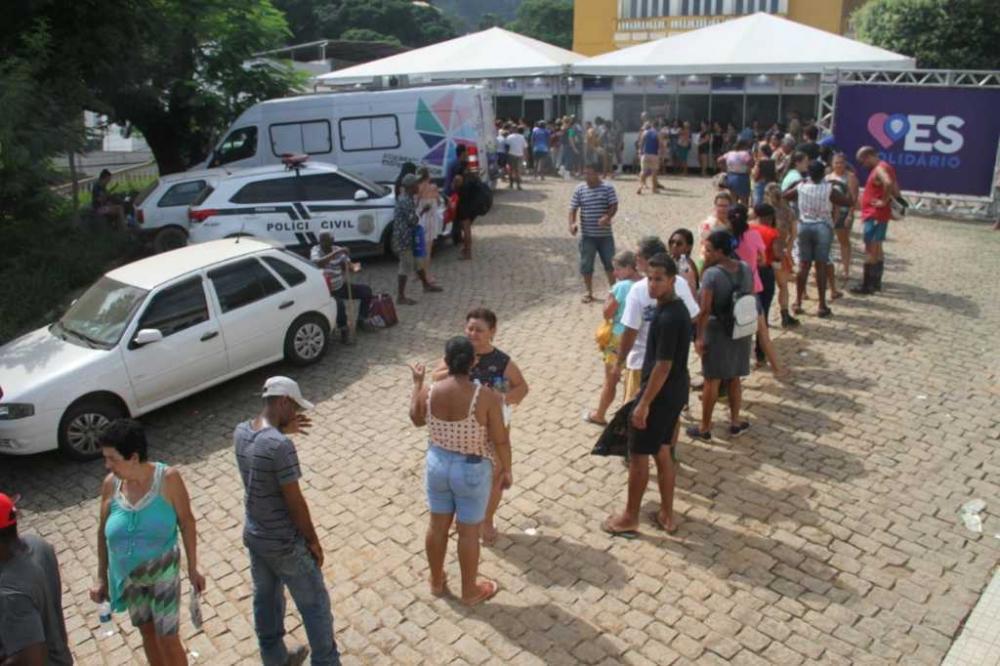 Mutirão de crédito e emissão de documentos reúne multidão