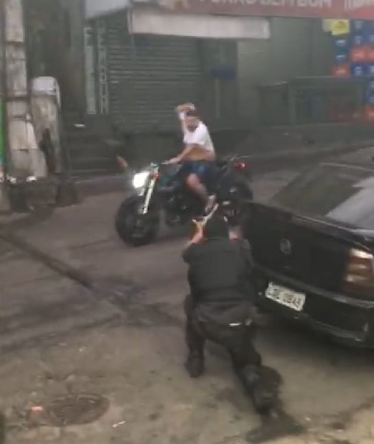 (Veja o Vídeo) Rocinha Rio de Janeiro, Policiais são recebidos a bala