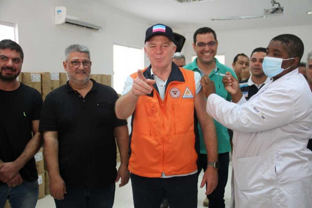 Governador lança campanha de vacinação e libera R$ 1,7 milhão para Hospital
