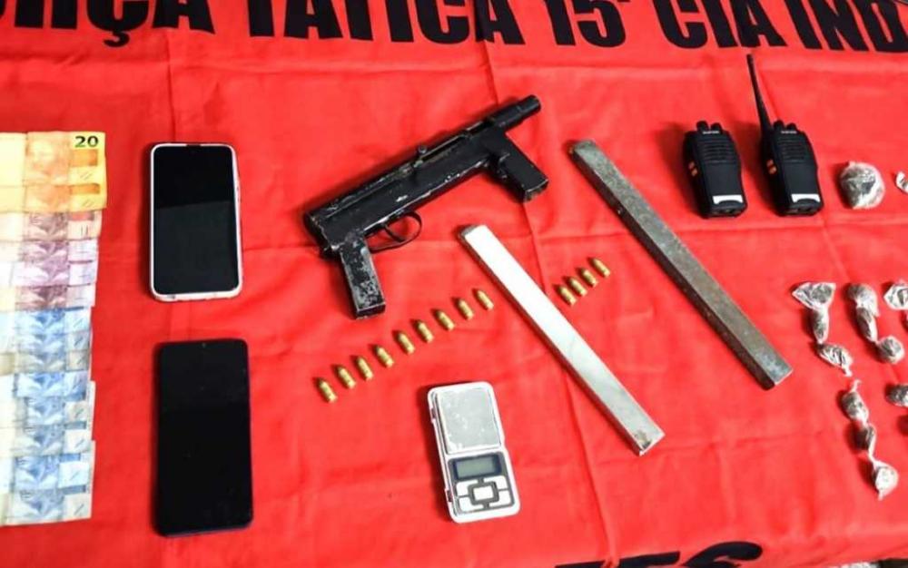 Dupla presa com droga e submetralhadora