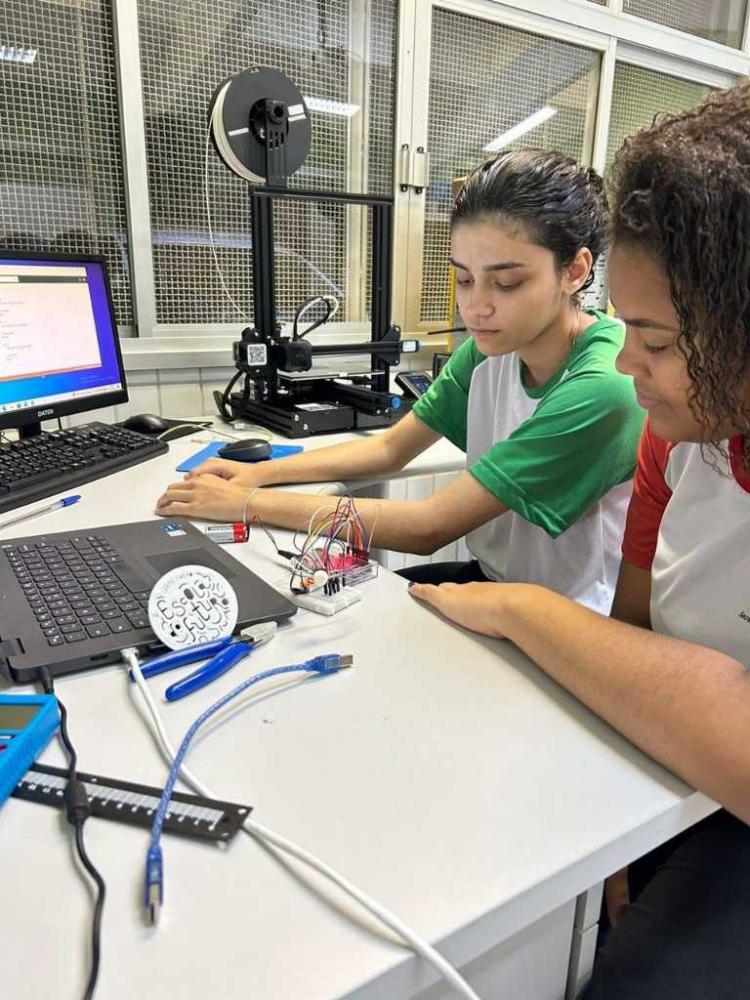 Escola inicia projetos com robótica educacional