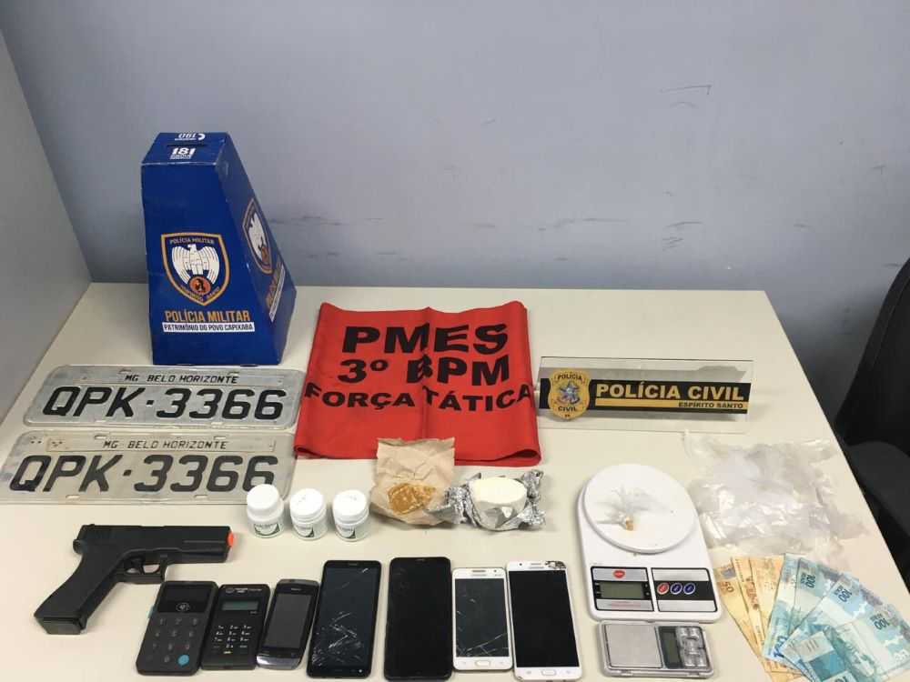 Pais indicam paradeiro de filhos suspeitos de tráfico de drogas durante operação policial