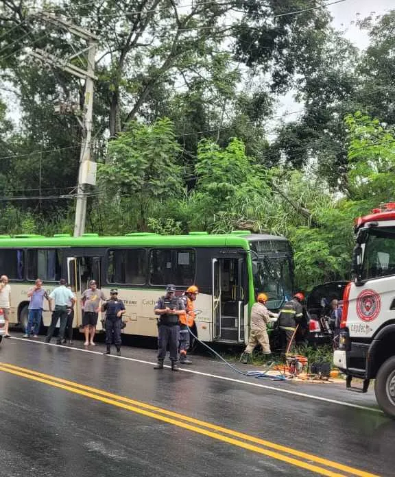 Acidente com ônibus e automóvel no bairro Village
