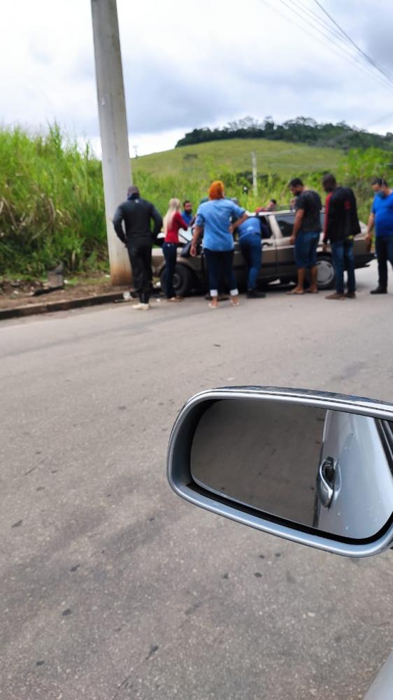 (Vídeos) Motorista perde direção e bate em poste na rodovia de Cachoeiro/ES