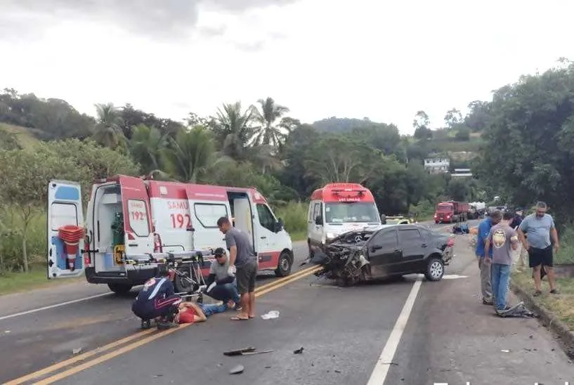 Acidente entre carro e carreta deixa dois mortos na BR 101 Sul