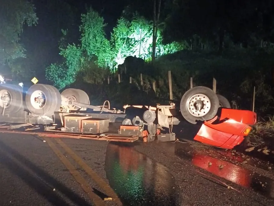 Motorista morre após caminhão tombar