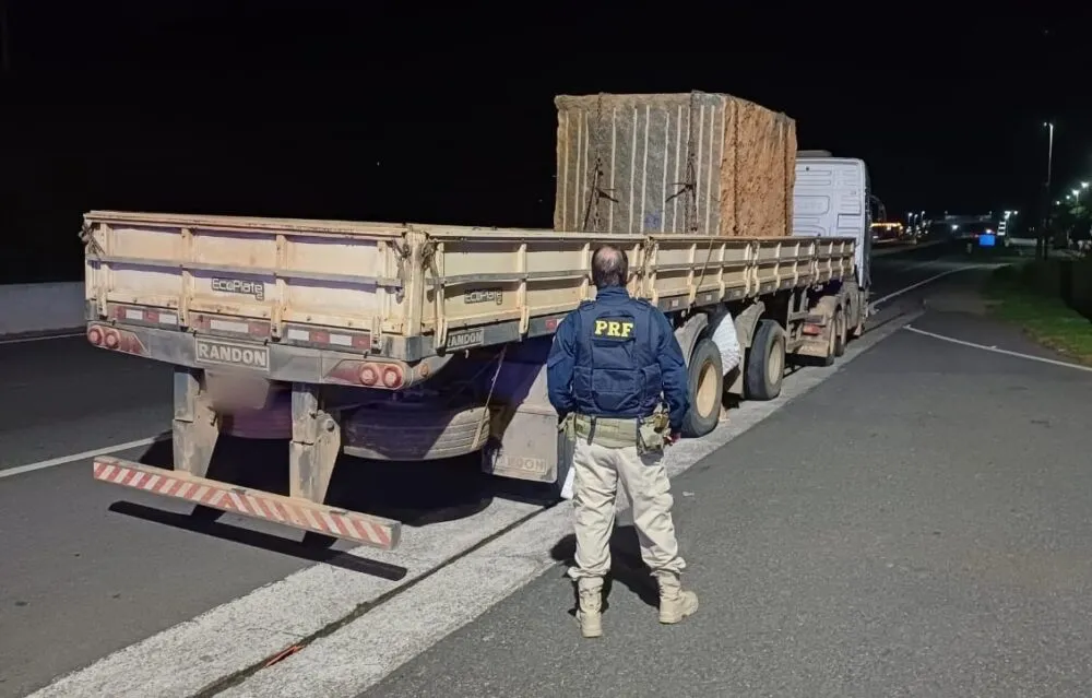 PRF flagra carreta com bloco de rocha mal afixado na BR 101