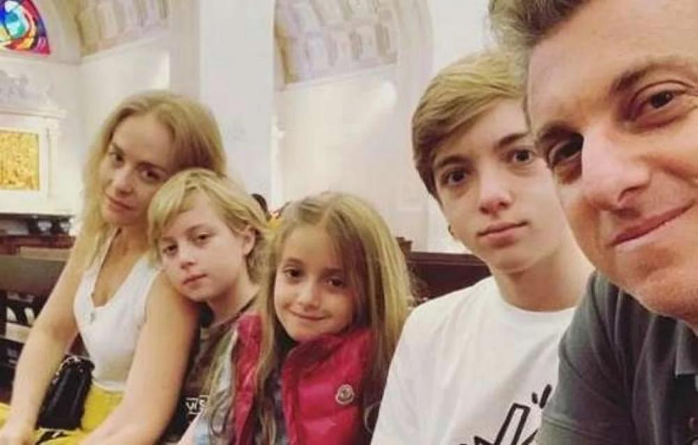 Hipócrita, Luciano Huck confessa 