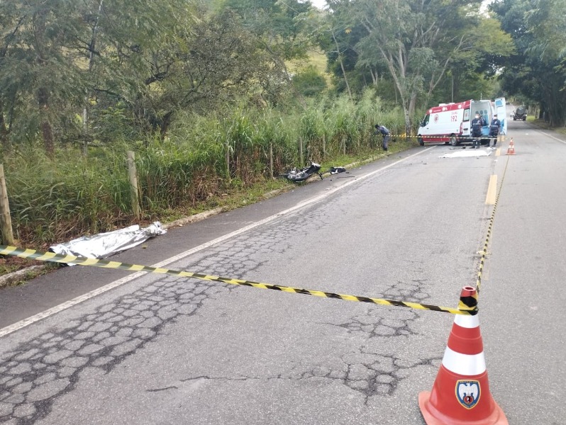 Dois mortos em colisão entre moto e caminhão na BR 482 