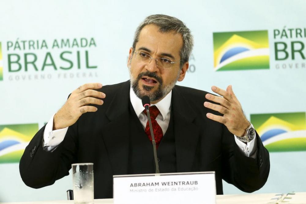 Weintraub deixa ‘gestão limpa e amplo legado’, diz MEC