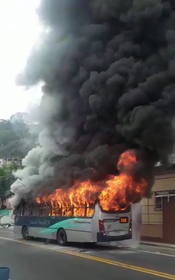(Vídeos) Ônibus é incendiado no Bairro São Pedro em Vitória 